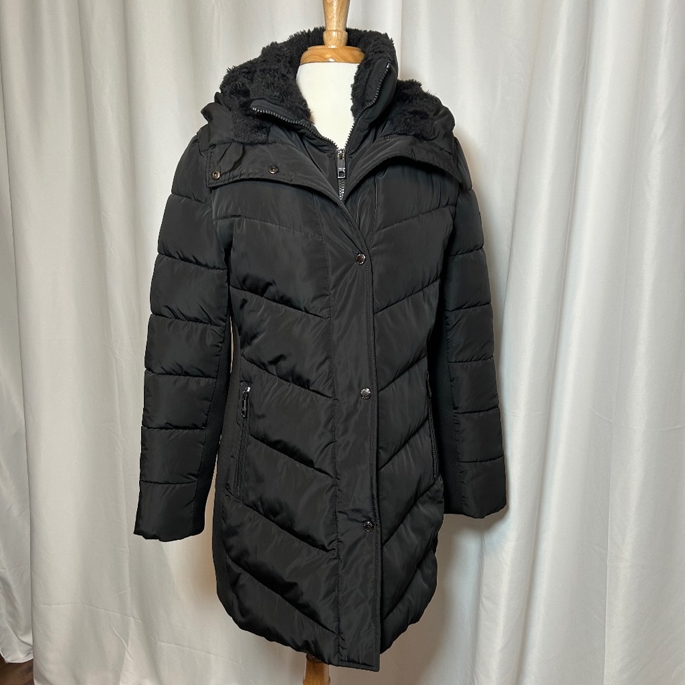 ANDREW MARC BLACK PUFFER PARKA WITH A FAUX FUR-LINED HOOD - SIZE MEDIUM